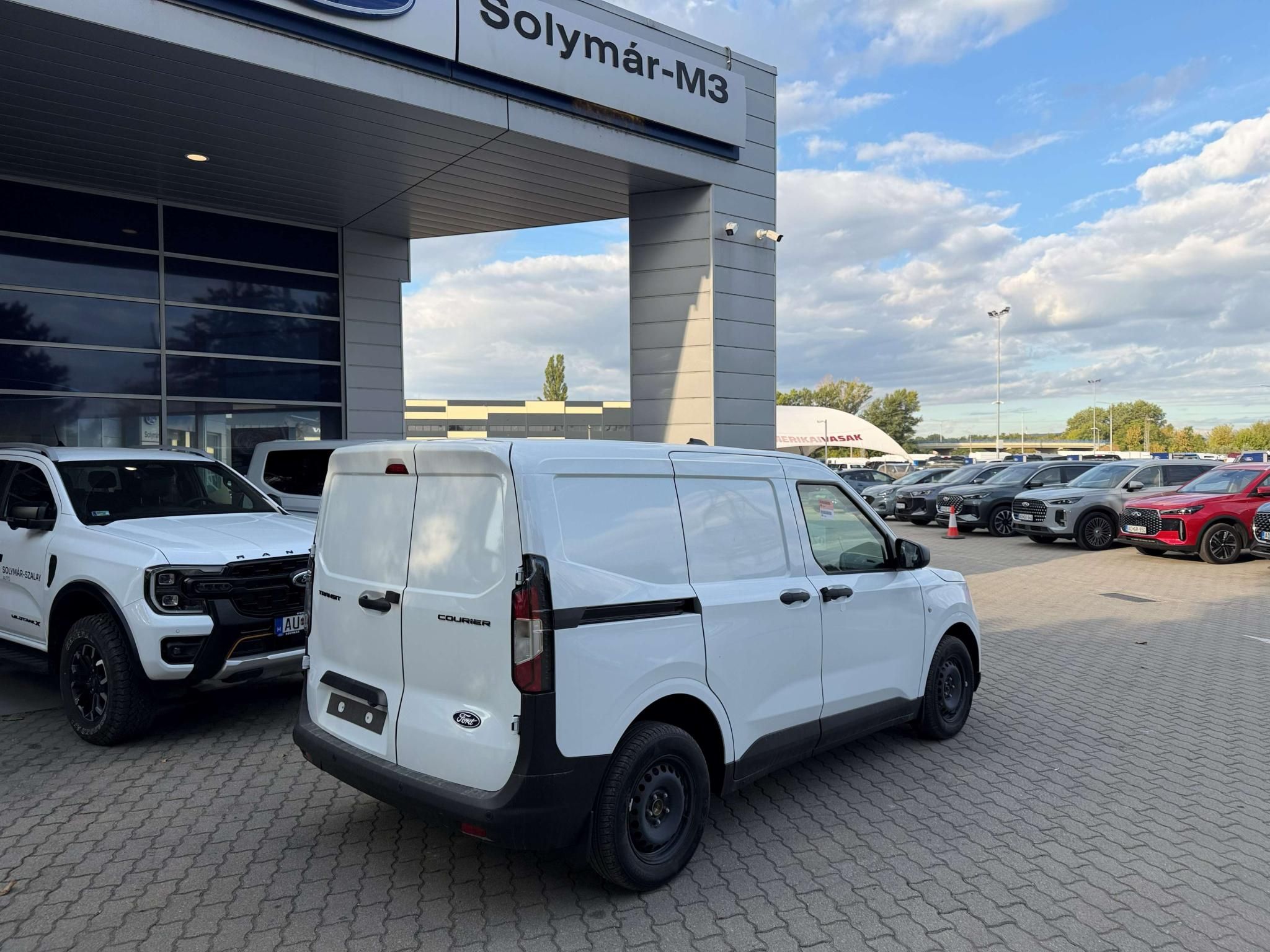 Ford Courier 1,5 TD 74 kW manuál rok 2026, Maďarsko — foto 3 z 9