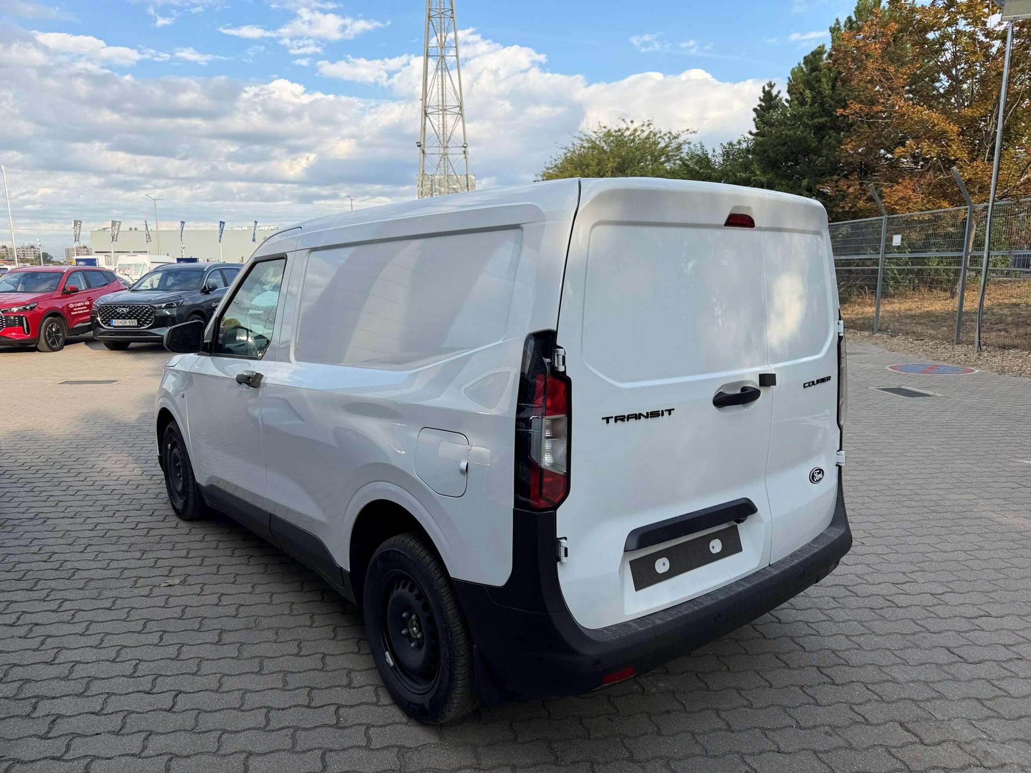Ford Courier 1,5 TD 74 kW manuál rok 2026, Maďarsko — foto 4 z 9