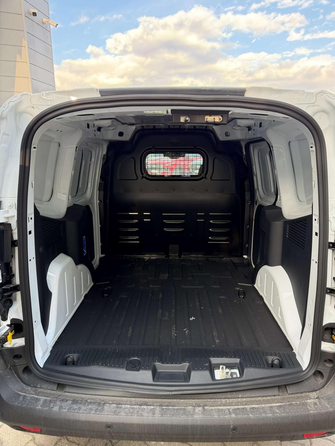 Ford Courier 1,5 TD 74 kW manuál rok 2026, Maďarsko — foto 6 z 9