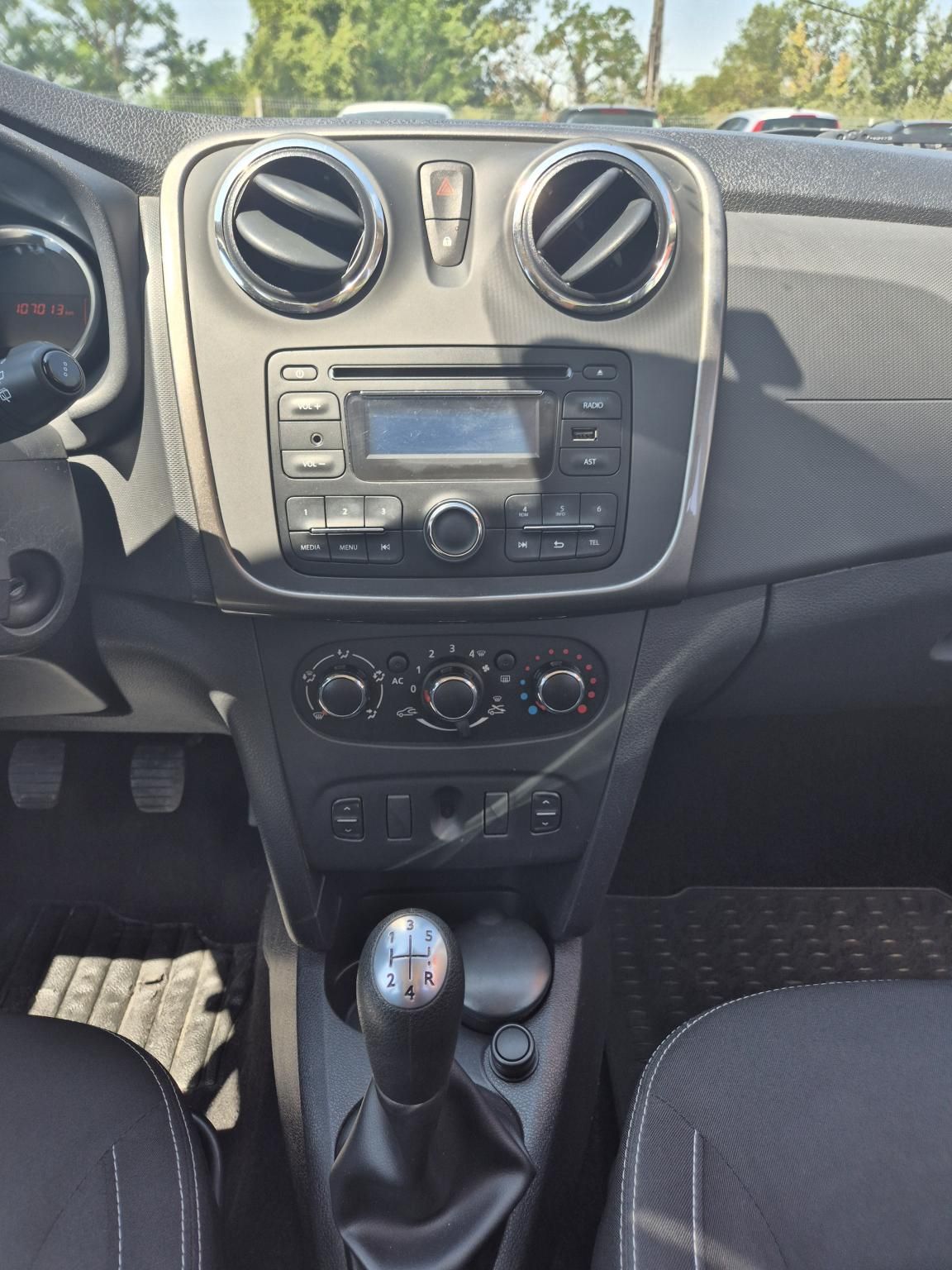 Dacia Sandero Arctic Szép 1,1 55 kW 1.2 manuál rok 2014, Maďarsko — foto 11 z 12