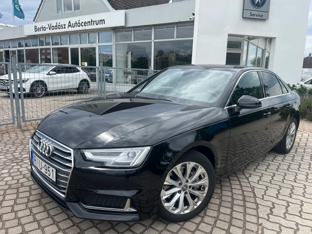 Audi A4 4x4 2,0 140 kW TDI automat rok 2019, Mítoszfekete metál, 130 302 km, Maďarsko — foto 1 | AMOTOR Audi A4 4x4 2,0 140 kW TDI automat rok 2019, Mítoszfekete metál, 130 302 km, Maďarsko — foto 1