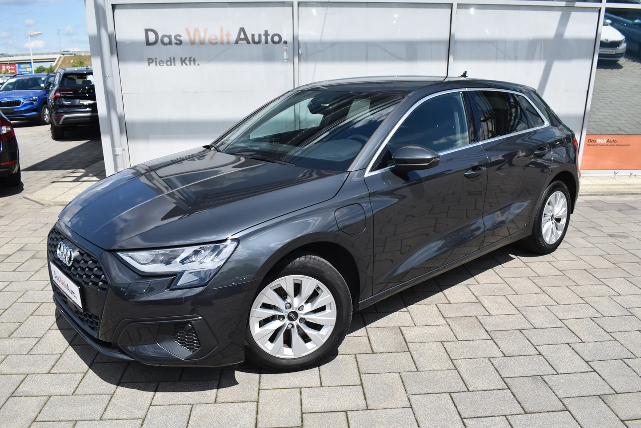 Audi A3 1,4 110 kW TFSI automat rok 2022, középszürke - normál, 67 120 km, Maďarsko — foto 1