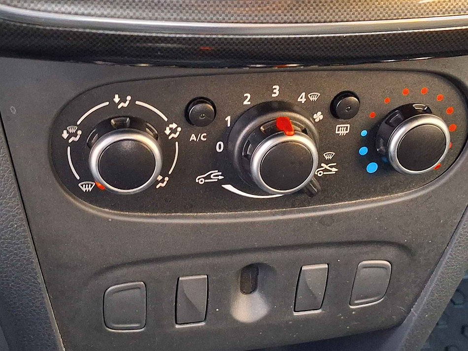Dacia Sandero 1,0 54 kW manuál rok 2018, 37 941 km, Česko — foto 13 z 15