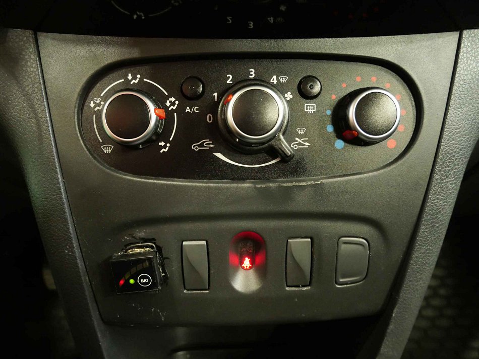 Dacia Sandero 1,0 54 kW 1.0i manuál rok 2019, 61 172 km, Česko — foto 16 z 17