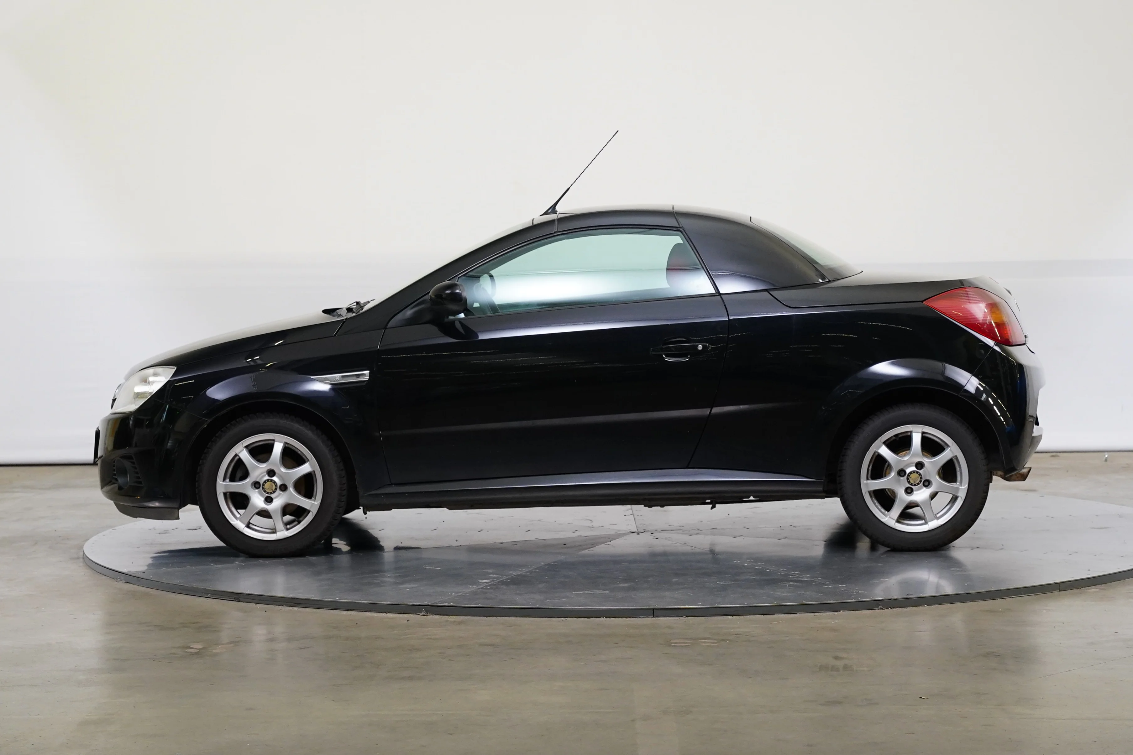Opel Tigra 1,4 66 kW, Česko — foto 3 z 6