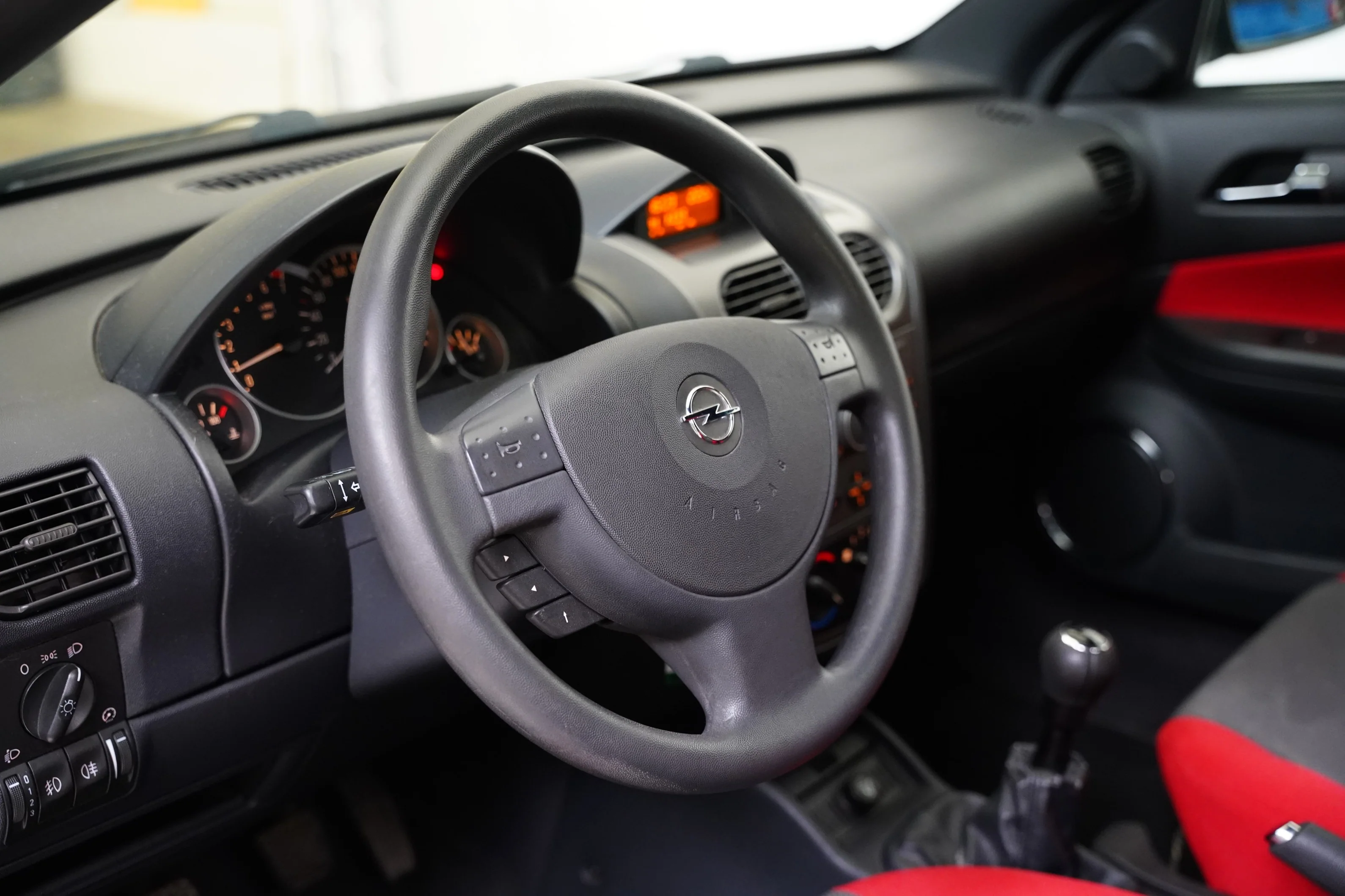 Opel Tigra 1,4 66 kW, Česko — foto 5 z 6