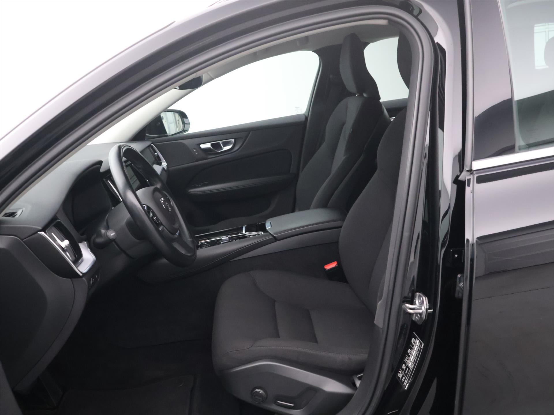 Volvo v60 4x4 186 kW 2,0 T 186kW rok 2021, 69 746 km, Česko — foto 10 z 36