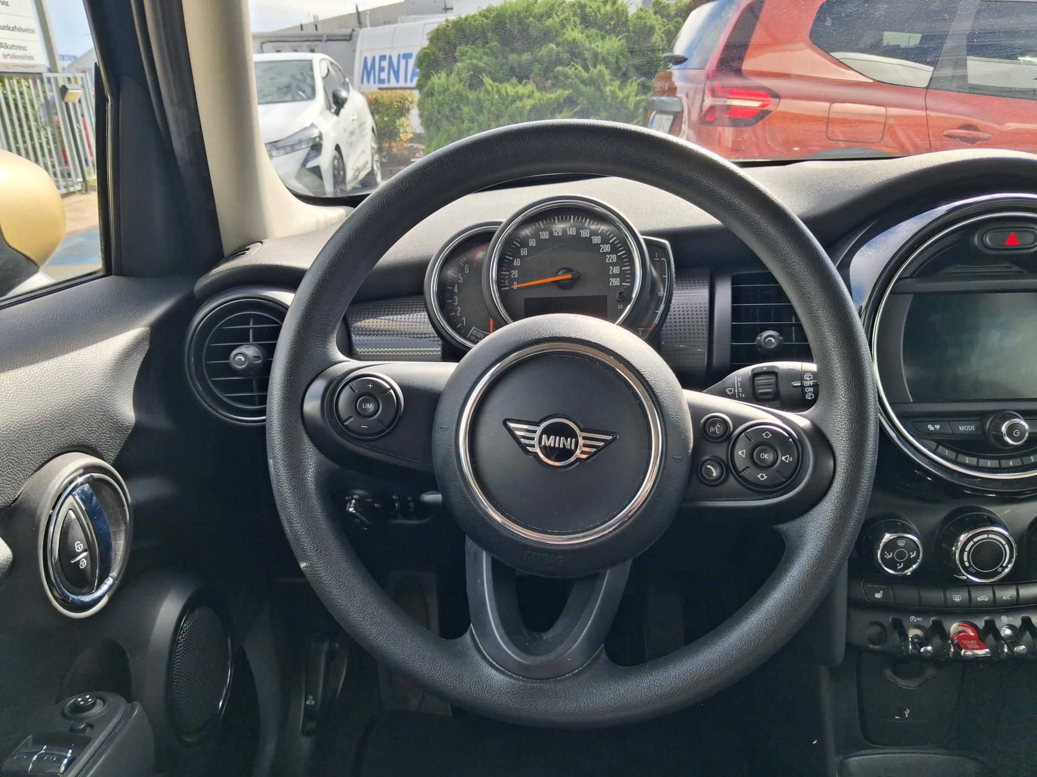 MINI Cooper 1,5 100 kW rok 2020, 102 166 km, Maďarsko — foto 10 z 11