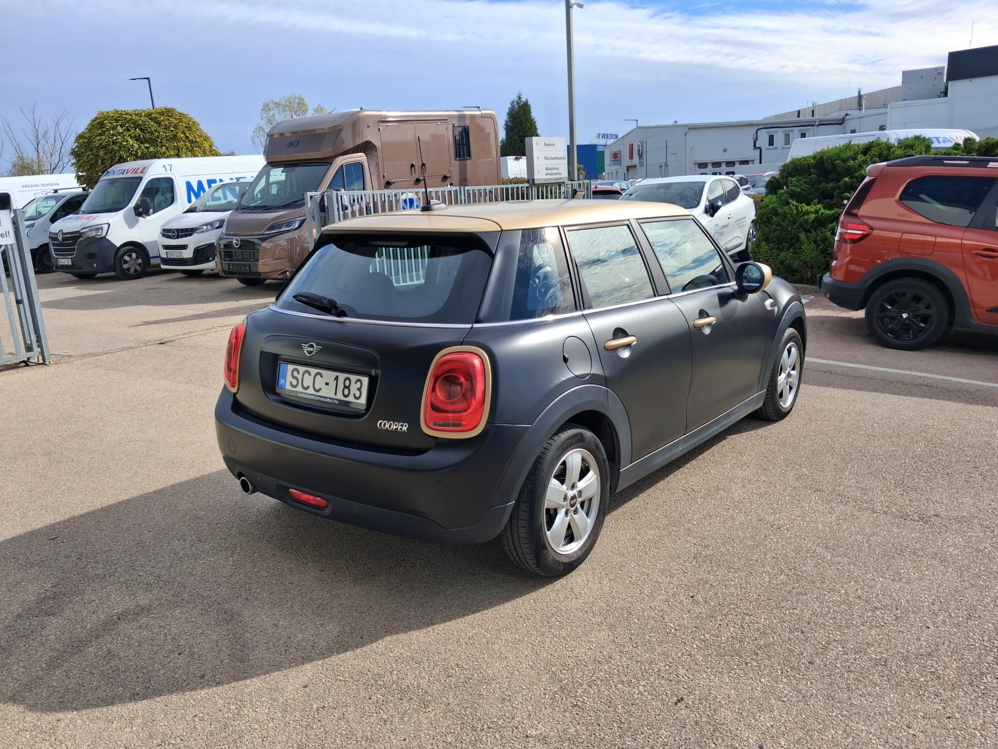 MINI Cooper 1,5 100 kW rok 2020, 102 166 km, Maďarsko — foto 4 z 11