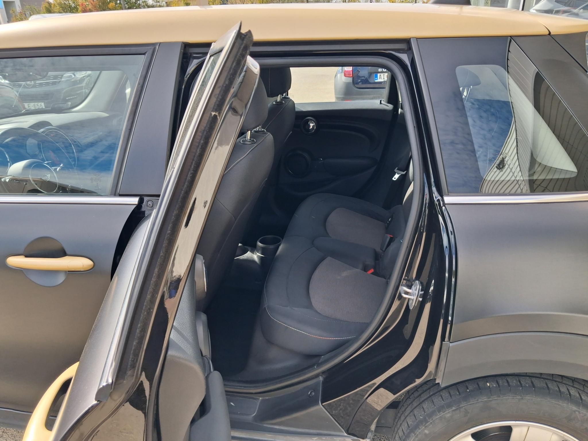 MINI Cooper 1,5 100 kW rok 2020, 102 166 km, Maďarsko — foto 7 z 11