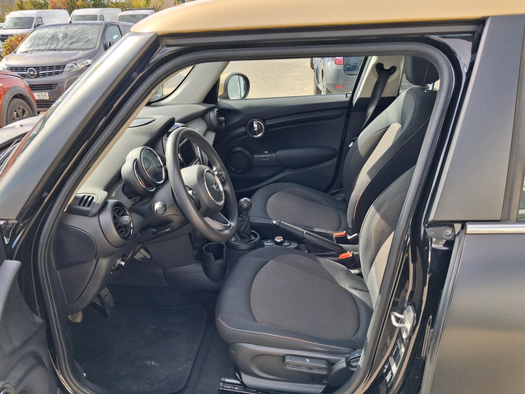 MINI Cooper 1,5 100 kW rok 2020, 102 166 km, Maďarsko — foto 8 z 11