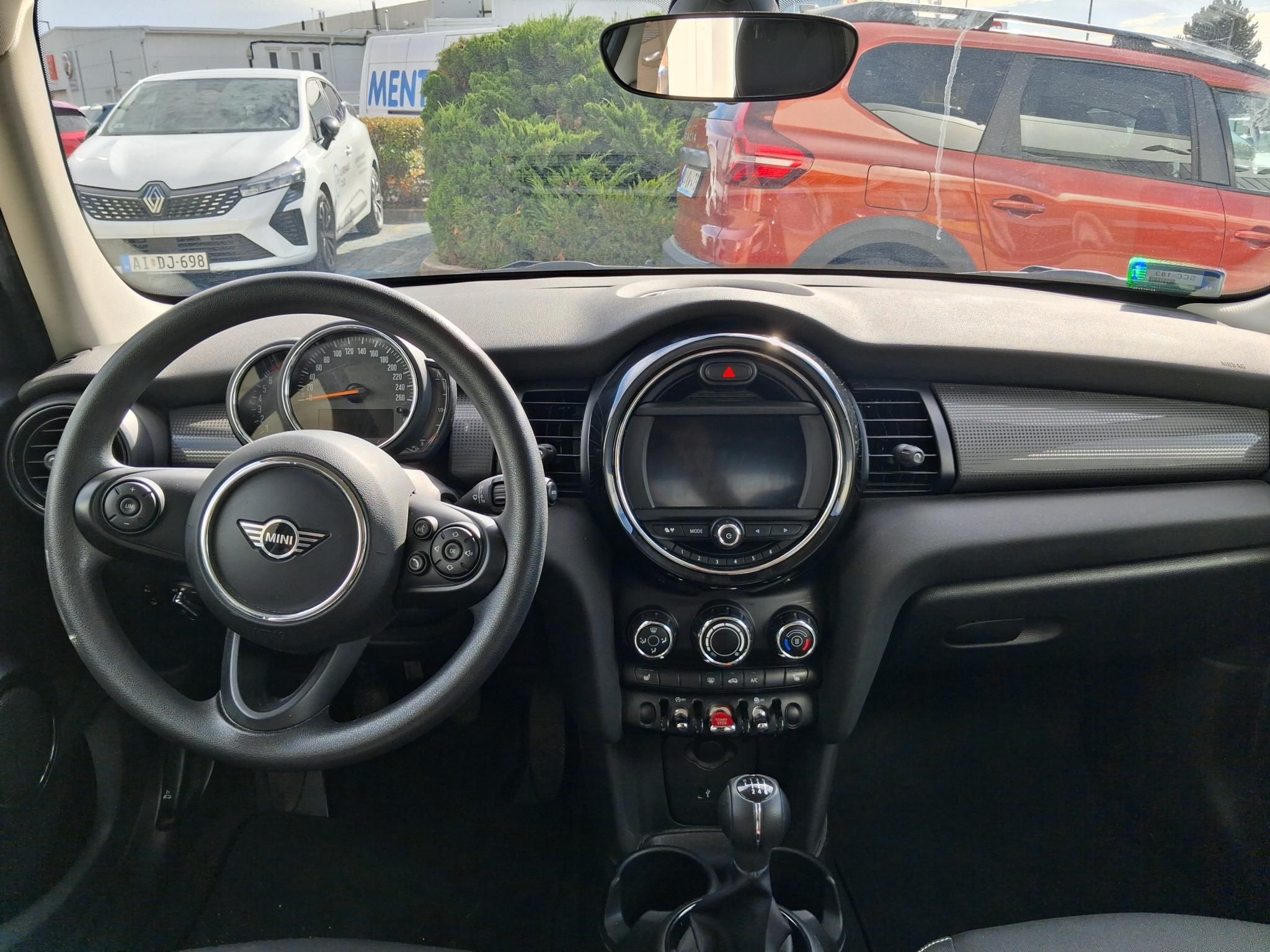 MINI Cooper 1,5 100 kW rok 2020, 102 166 km, Maďarsko — foto 9 z 11
