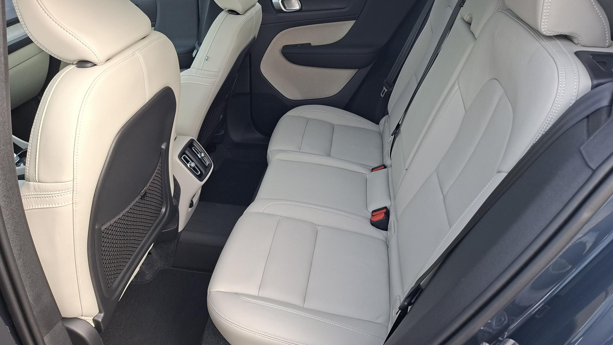 Volvo XC40 2,0 145 kW MHEV DCT rok 2026, 5 848 km, Maďarsko — foto 9 z 11