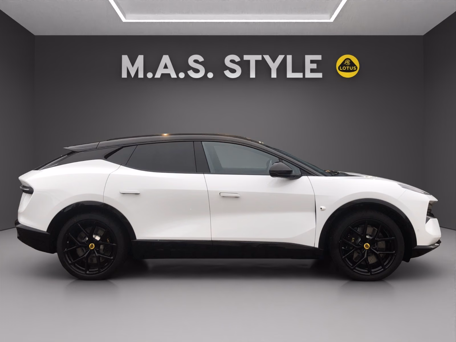 Lotus 450 kW automat rok 2026, 9 950 km, Nemecko — foto 9 z 28