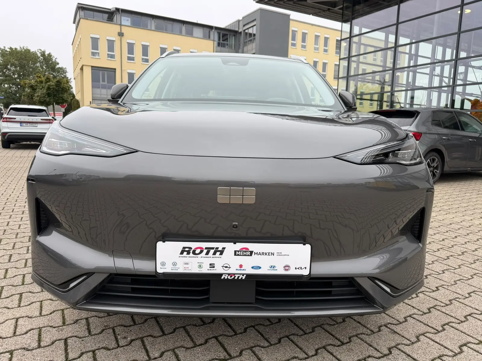 Geely E5 160 kW automat, sivá, 99 km, Nemecko — foto 10 z 28