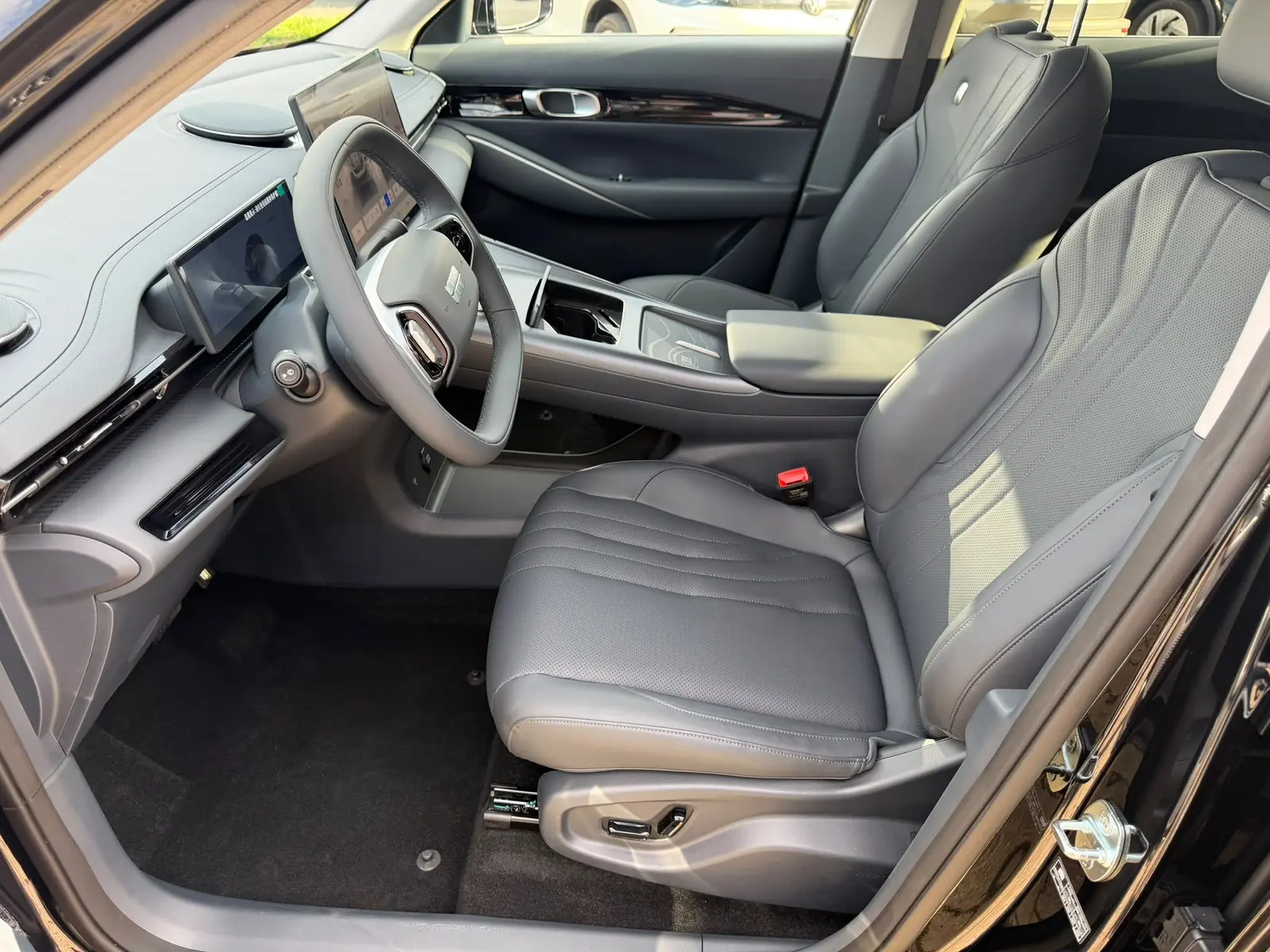 Geely E5 160 kW automat, sivá, 99 km, Nemecko — foto 12 z 28