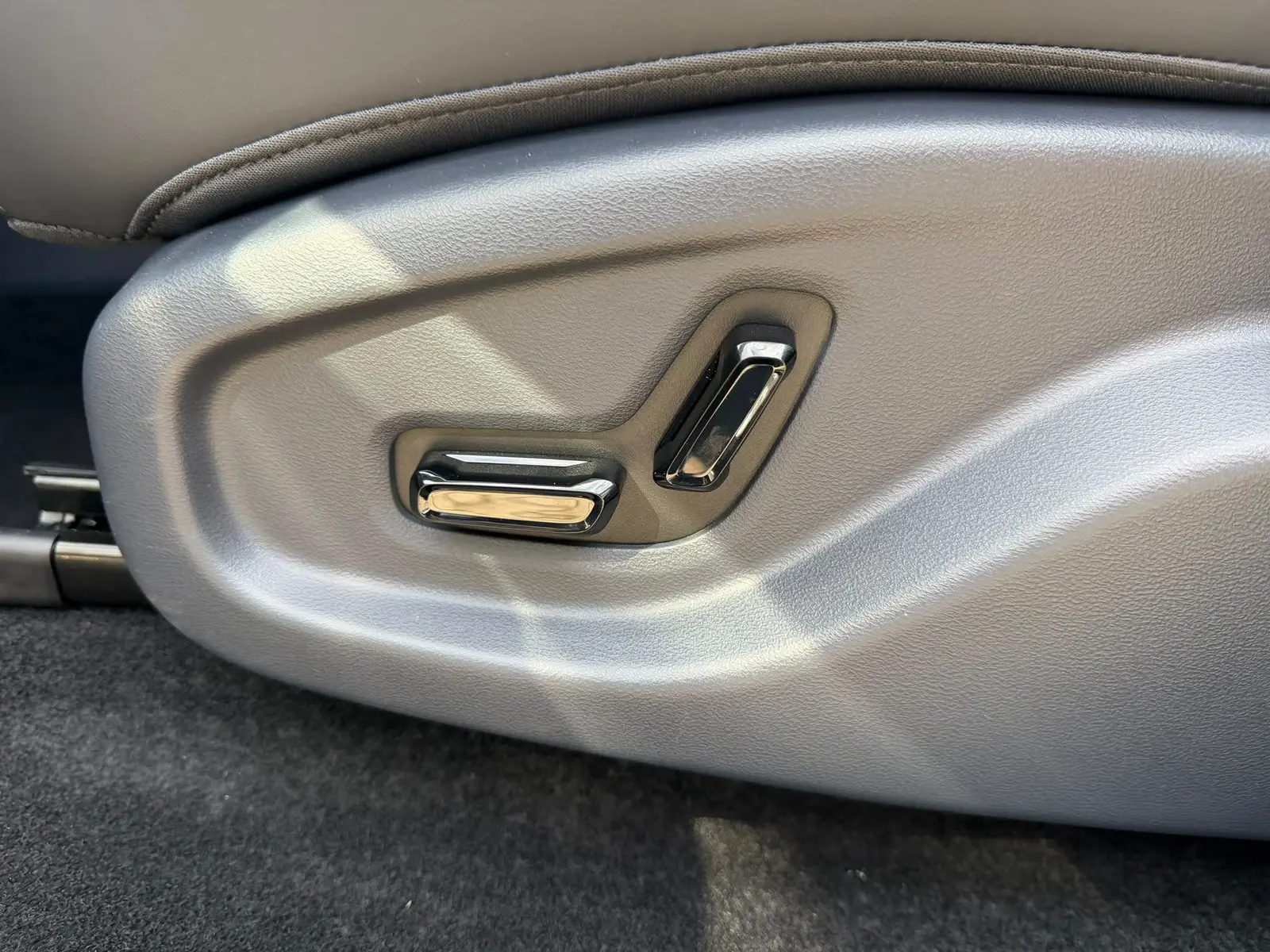 Geely E5 160 kW automat, sivá, 99 km, Nemecko — foto 15 z 28