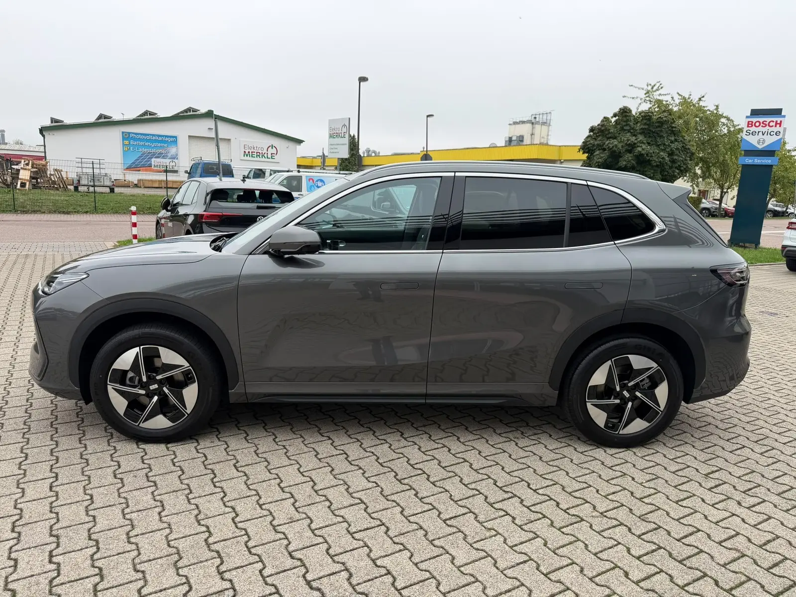 Geely E5 160 kW automat, sivá, 99 km, Nemecko — foto 4 z 28