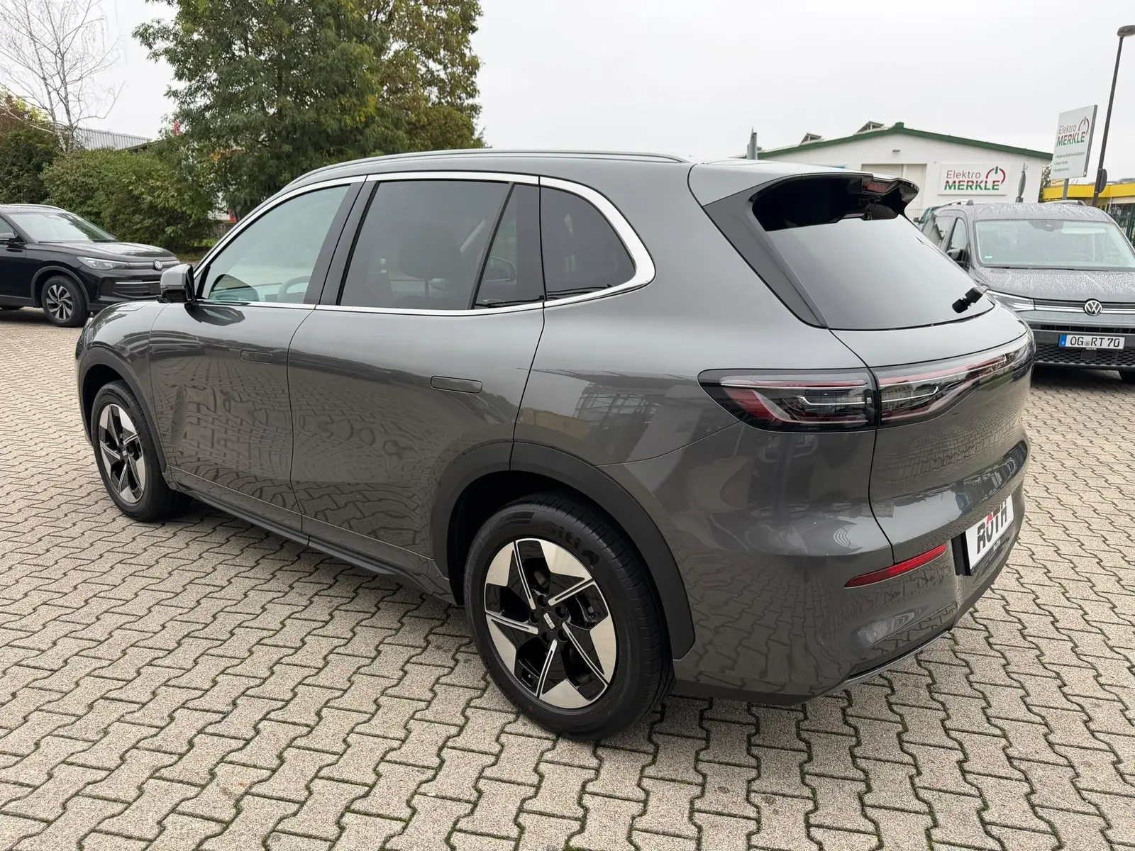 Geely E5 160 kW automat, sivá, 99 km, Nemecko — foto 5 z 28