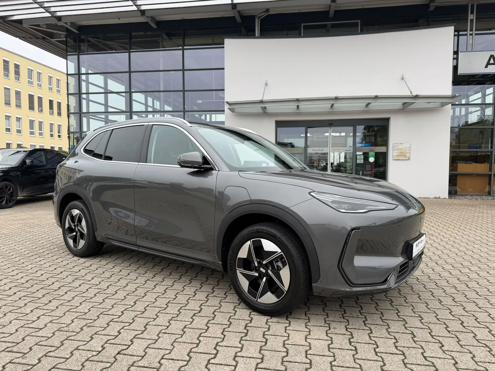 Geely E5 160 kW automat, sivá, 99 km, Nemecko — foto 9 z 28