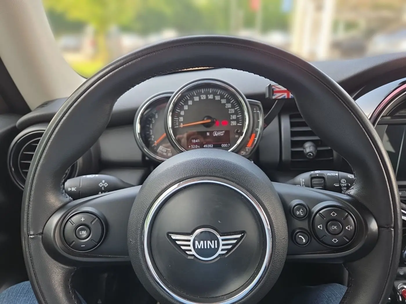 MINI One 75 kW 1.5 T manuál rok 2018, zelená, 49 300 km, Nemecko — foto 10 z 23