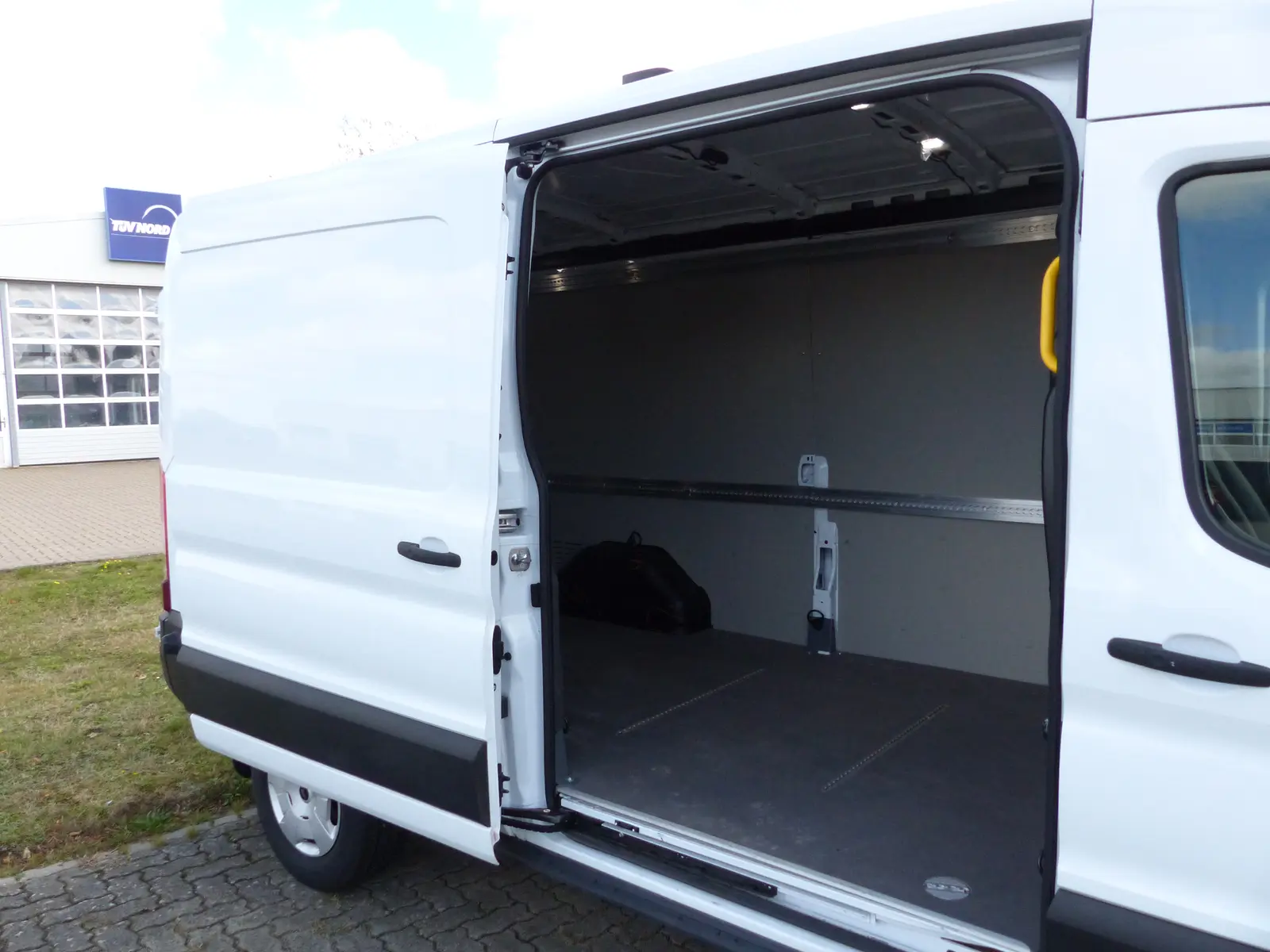 Ford Transit 96 kW 2.0 TD manuál rok 2025, biela, 15 800 km, Nemecko — foto 16 z 16