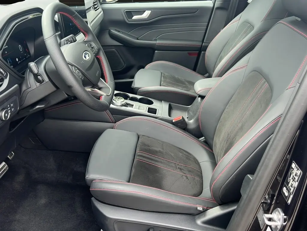 Ford Kuga 1,5 137 kW automat rok 2025, červená, 11 380 km, Nemecko — foto 3 z 8